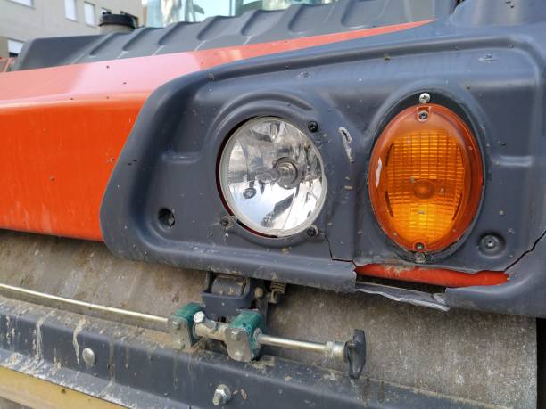 lichter von einem lkw oder einer rolle. laternen mit orange und transparent weißem glas. mechanisierung für bau- und straßenbauarbeiten. eine nahaufnahme einer straßenwalze. - close up truck pick up truck gear stock-fotos und bilder