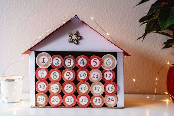 maison de calendrier de l’avent faite à la main à partir de rouleaux de papier toilette et de carton. noël durable, upcycling, zéro déchet, upcycling. - advent calendar christmas number red photos et images de collection