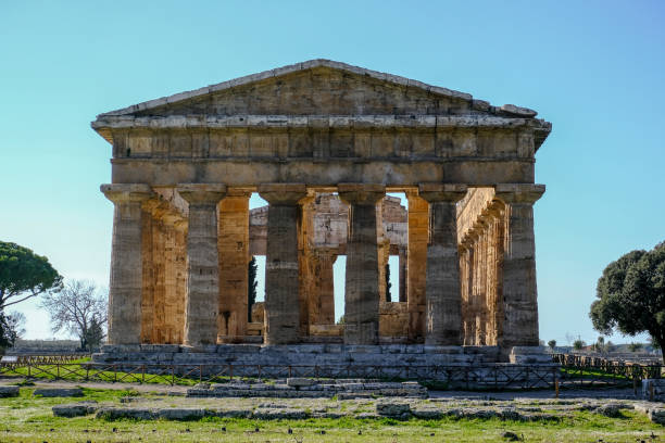 tempio di nettuno nettuno hera sul sito archeologico greco di paestum nel sud italia - temple of neptune foto e immagini stock