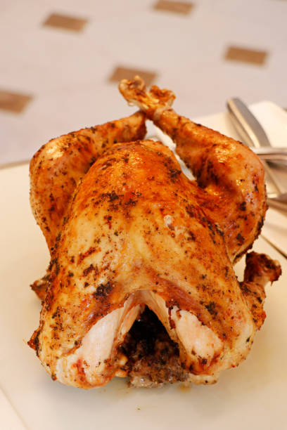 tacchino arrosto lento o pollo imbastito con olio ed erbe aromatiche e cotto in forno - turkey carving portion dinner foto e immagini stock