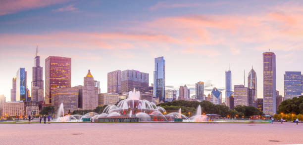 panorama do horizonte de chicago com arranha-céus ao pôr do sol - chicago fountain skyline night - fotografias e filmes do acervo