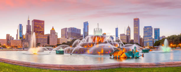 panorama do horizonte de chicago com arranha-céus ao pôr do sol - chicago fountain skyline night - fotografias e filmes do acervo