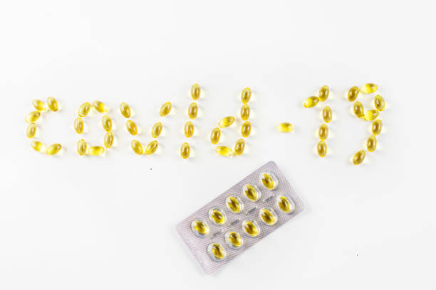 covid -19 白い背景にブリスターの錠剤の包装とビタミンdとカプセルの形でレイアウト - fish oil pill healthy lifestyle protection ストックフォトと画像