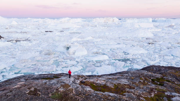 voyage wanderlust dans la nature du paysage arctique avec des icebergs - touriste du groenland - aerial view greenland glacier scenics photos et images de collection