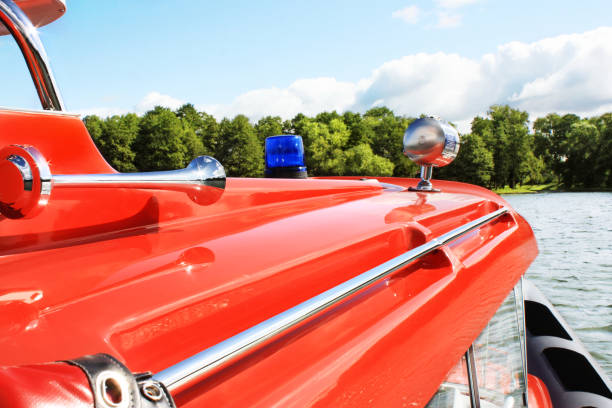赤い消防隊のモーターボート - sailing ship flash ストックフォトと画像