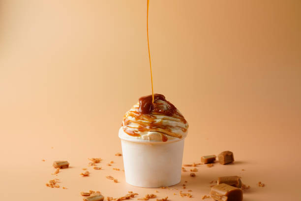 caramel gelato ice cream - molho de sobremesa imagens e fotografias de stock