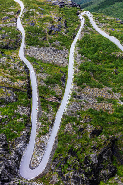 route de troll - route de montagne de trollstigen, norvège - norway snake street construction photos et images de collection