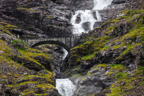 norvège troll road - route de montagne de trollstigen - norway snake street construction photos et images de collection