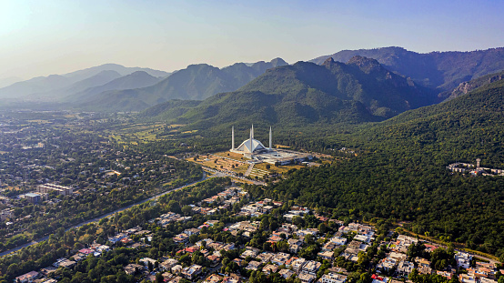 La mezquita Shah Faisal es la mezquita en Islamabad, Pakistán. Situado en las estribaciones de Margalla Hills. El mayor diseño de mezquita de la arquitectura islámica, Mosque Drone Footage photo