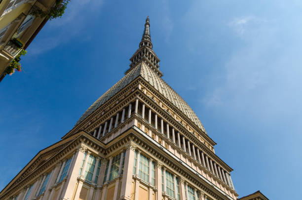l'edificio della torre della mole antonelliana con campanile di guglie è un importante punto di riferimento e simbolo - neo classical foto e immagini stock