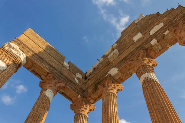 los antiguos templos romanos llamados capitolio en brescia, italia - imperial italy rome roman forum fotografías e imágenes de stock