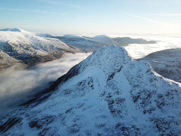 Tryfan and Inversion Dyffryn Ogwen, Tryfan, Inversion snowdonia stock pictures, royalty-free photos & images