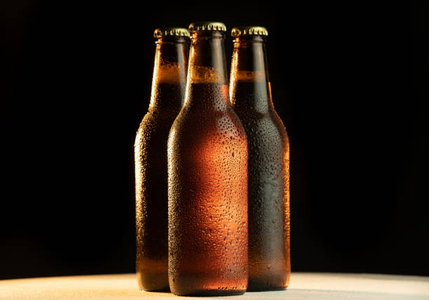 黒い背景を持つアイスコールドビール - ビール瓶 ストックフォトと画像