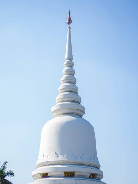 weiße pagode im wat phra mahathat, thailand - bangkok province bangkok wat traditional culture stock-fotos und bilder