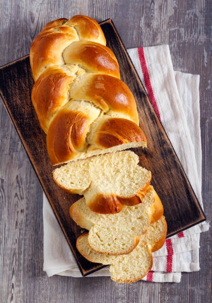 white bread braid on board - challah imagens e fotografias de stock