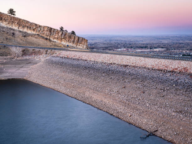 ホーストゥース貯水池とフォートコリンズの夕暮れ - fort collins rock cliff mountain range ストックフォトと画像