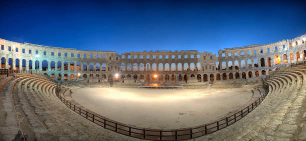 pula arena panorama bei nacht, kroatien - amphitheater pula stock-fotos und bilder
