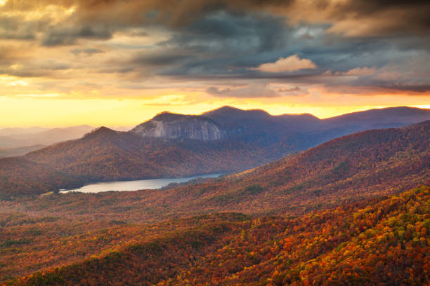 table rock mountain, carolina del sud, stati uniti - pinnacle foto e immagini stock