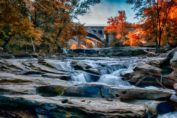 outubro em berea falls, cleveland ohio - scenics waterfall autumn rock - fotografias e filmes do acervo