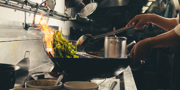 szef kuchni smażyć zajęty gotowaniem w kuchni - wok zdjęcia i obrazy z banku zdjęć