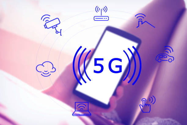 Creative connection background, Hand using mobile smart phone with 5G hologram on the background, the concept of 5G network, high-speed mobile Internet, new generation network has a wireless speed limit, mixed media fondo de conexión creativa, uso manual de teléfono inteligente móvil con holograma 5g en segundo plano, el concepto de red 5g, internet móvil de alta velocidad, red de nueva generación tiene un límite de velocidad inalámbrica, medios mixtos