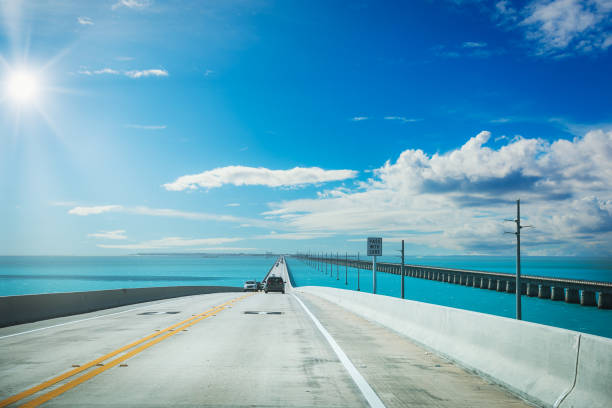 conducir en el puente de siete millas en un día despejado - miami marathon fotografías e imágenes de stock