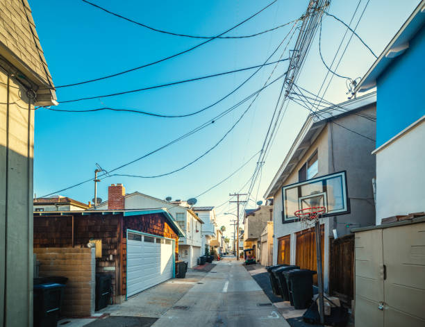 basketball-reifen in einer backstreet in los angeles - basketball basketball hoop california southern california stock-fotos und bilder
