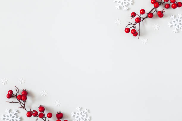jul- eller vinterkomposition. snöflingor och röda bär på grå bakgrund. jul, vinter, nyårskoncept. platt lay, toppvy - jul bakgrund bildbanksfoton och bilder