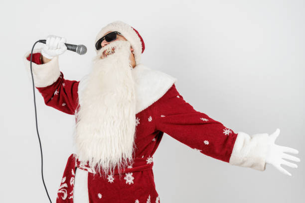 산타클로스는 마이크를 손에 들고 노래를 부었다. 흰색으로 분리 - full song 뉴스 사진 이미지
