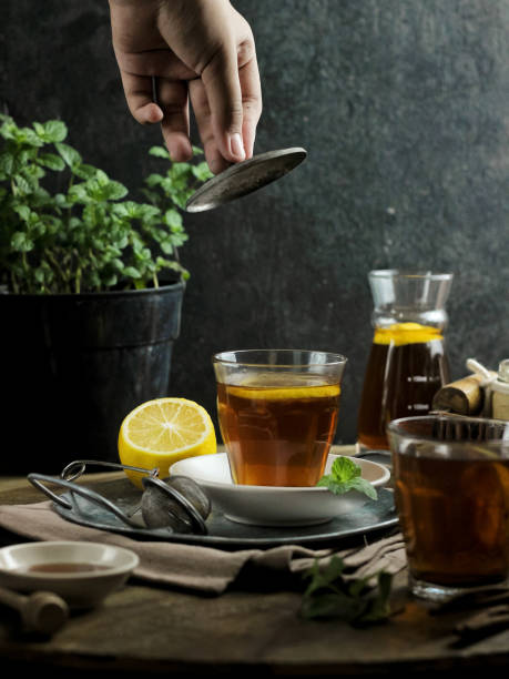 um copo de chá de limão com mel - mint tea lemon tea leaves glass - fotografias e filmes do acervo
