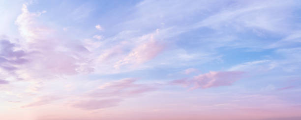 panorama romantique de ciel de couleur pastel - ciel bleu photos et images de collection