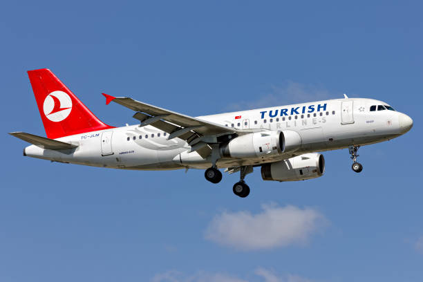 turkish airlines est la compagnie aérienne battante pavillon de la turquie et le principal hub de la société est à istanbul. - aéroport ataturk photos et images de collection