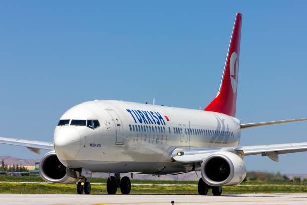 turkish airlines est la compagnie aérienne battante pavillon de la turquie et le principal hub de la société est à istanbul. - aéroport ataturk photos et images de collection
