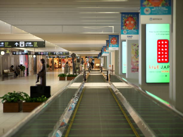 new chitose airport moving sidewalks or conveyor walkways - new chitose imagens e fotografias de stock