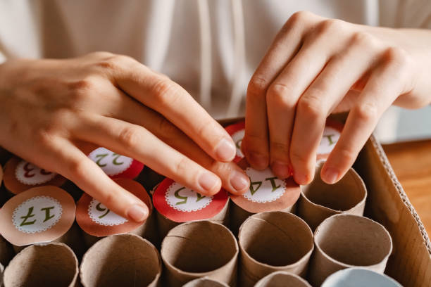 fille faisant la maison faite à la main de calendrier d’avent des rouleaux de papier de toilette et de boîte de carton, fermez vers le haut. noël durable, upcycling, zéro déchet, cadeau abordable. - advent calendar christmas number red photos et images de collection