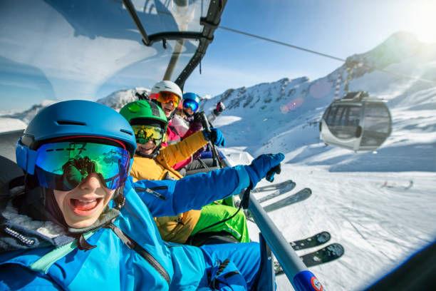 la famiglia si gode lo sci nella soleggiata giornata invernale - skiing family winter snow foto e immagini stock