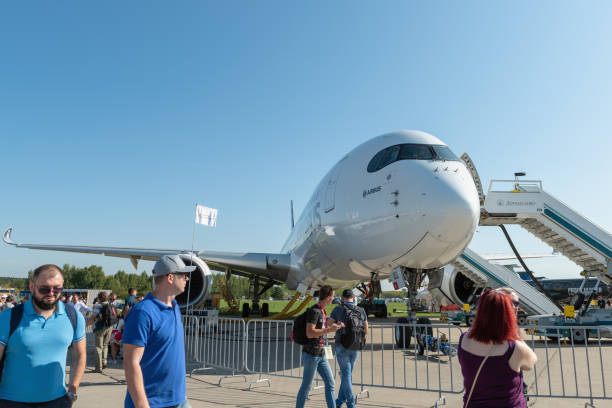 avião no aeroporto internacional - zhukovsky - fotografias e filmes do acervo