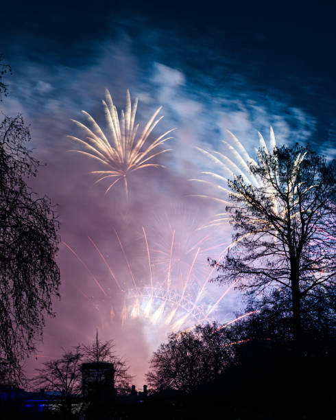 new year's fireworks london - firework display pyrotechnics london england silhouette imagens e fotografias de stock