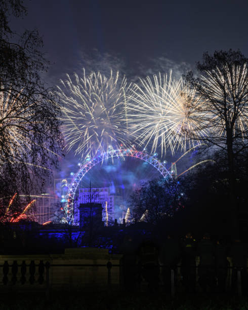 new year's fireworks, london - firework display pyrotechnics london england silhouette imagens e fotografias de stock