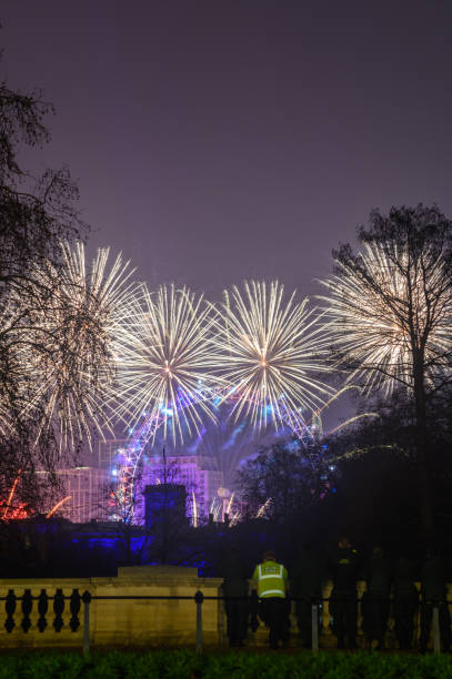 new year's fireworks, london - firework display pyrotechnics london england silhouette imagens e fotografias de stock