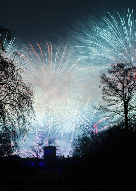 new year's fireworks, london - firework display pyrotechnics london england silhouette imagens e fotografias de stock