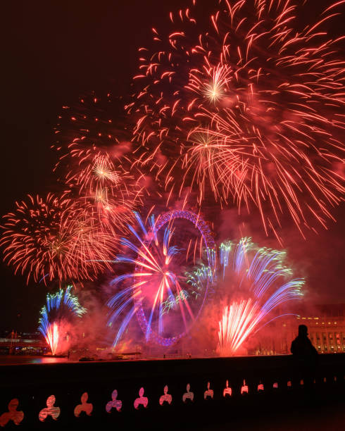 new year's fireworks london - firework display pyrotechnics london england silhouette imagens e fotografias de stock