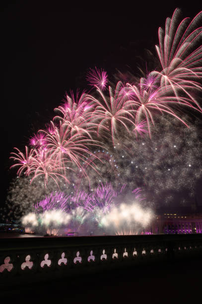 new year's fireworks london - firework display pyrotechnics london england silhouette imagens e fotografias de stock