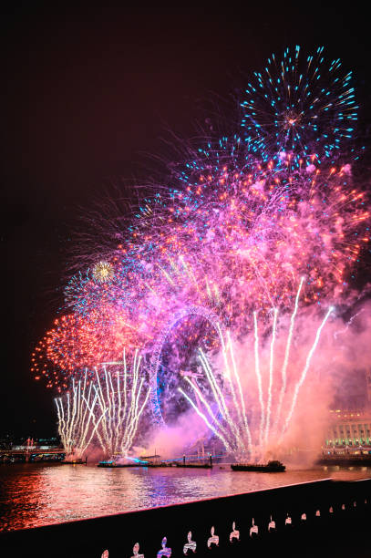 new year's fireworks london - firework display pyrotechnics london england silhouette imagens e fotografias de stock