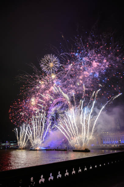 new year's fireworks london - firework display pyrotechnics london england silhouette imagens e fotografias de stock