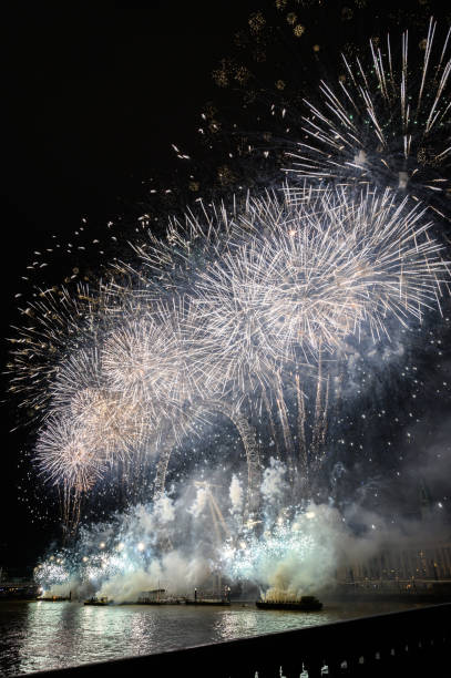 new year's fireworks london - firework display pyrotechnics london england silhouette imagens e fotografias de stock