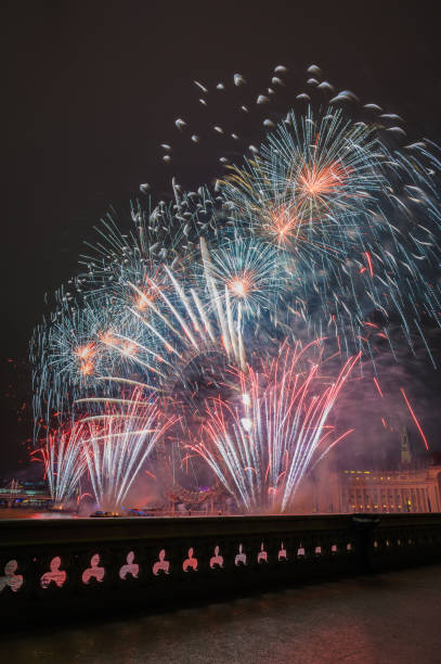 new year's fireworks london - firework display pyrotechnics london england silhouette imagens e fotografias de stock