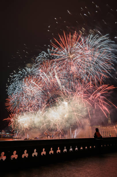 new year's fireworks london - firework display pyrotechnics london england silhouette imagens e fotografias de stock