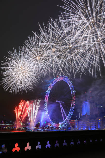 new year's fireworks london - firework display pyrotechnics london england silhouette imagens e fotografias de stock