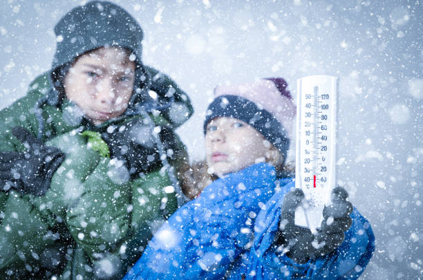 deux gosses gelant dans la tempête de neige - elementary age focus on foreground indoors studio shot photos et images de collection